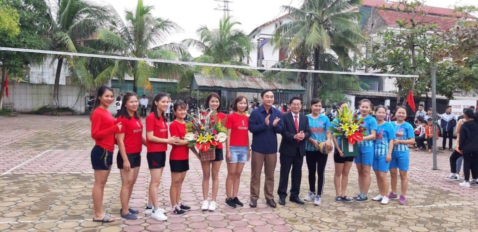 Nhân kỷ niệm 37 năm Ngày nhà giáo Việt Nam, Trường THPT Dân Lập Can Lộc và Trường TCN Lý Tự Trọng tổ chức giao lưu bóng chuyền Nữ cán bộ giáo viên.